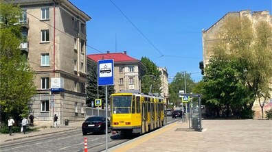 Фото: На новій зупинці біля поля почесних поховань захисників на вул. Мечникова встановили павільйон очікування