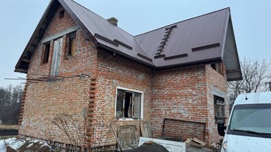 Фото: Ворожий дрон пошкодив приватний будинок та автомобіль у селі Підбірці