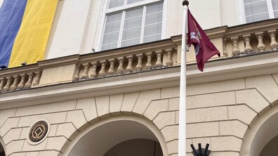 Прапор десантно-штурмових військ Збройних сил України на на флагштоку біля Ратуші у Львові