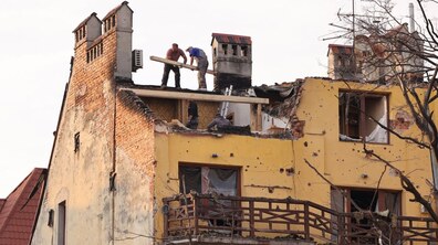 Фото: У зруйнованих росією будинках на вул. Коновальця і Братів Міхновських тривають відновлювальні і протиаварійні роботи (відео)