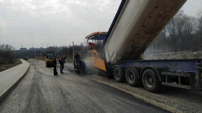 Фото: Ремонт вул. Миколайчука триває: підрядник проводить асфальтування