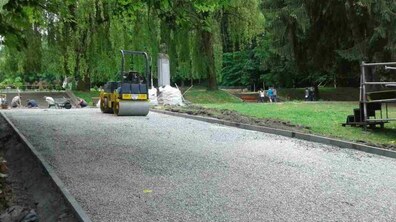 Фото: У Парку культури та відпочинку відновлюють головну алею