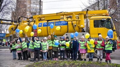 Фото: Бої роботів, новітнє обладнання для аналізу води та веселі забави: Львівводоканал провів атракції для дітей з нагоди Дня води
