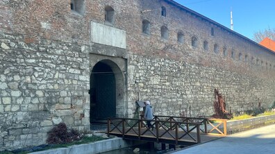 Фото: Дерев’яний місток між вул. В. Винниченка і Бернардинським двориком відремонтували та відкрили прохід