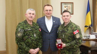 Фото: Мер Львова нагородив канадського підполковника Кріса К. Рівза Орденом св. Юрія