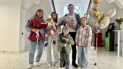Галина із чоловіком та дітьми у холі лікарні святої Анни