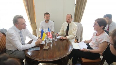 Фото: Мер Львова передав Послу США листа щодо підтримки зведення меморіалу пам’яті жертв Янівського концтабору