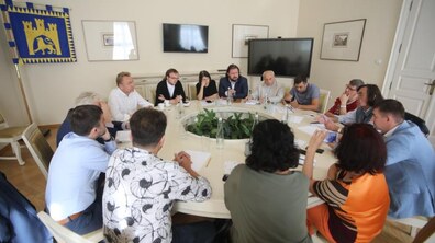 Фото: Мер Львова з реставраторами та художниками обговорили ситуацію щодо мозаїки колишнього магазину «Океан»
