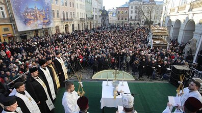 Фото: На Богоявлення у центрі Львова духовенство усіх християнських конфесій освятило воду