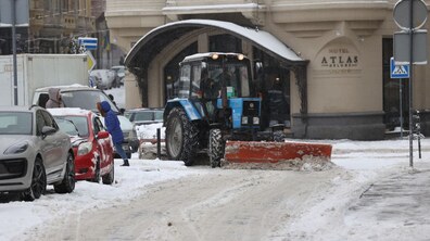 Снігоприбиральна техніка очищує вулицю. Автор: Роман Балук