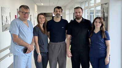 Пацієнт Ярослав Піх та лікарі, які його оперували й лікували, стоять у холі лікарні святого Луки Першого медичного об’єднання Львова