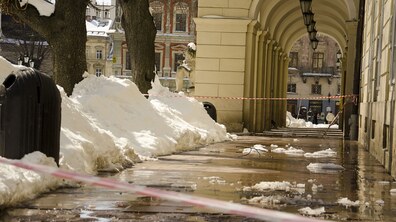 Фото: Львів’ян просять бути обачними: залишки снігу чи бурульки можуть спадати з дахів будинків