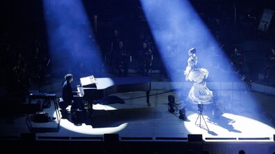 японська Android Opera “Maria” підчас виступу на сцені.