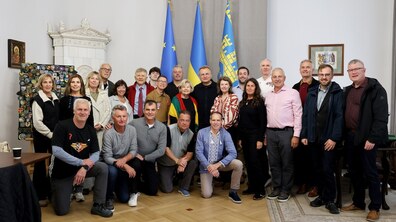 Мер Андрій Садовий разом із учасниками делегації Українського Конґресового Комітету Америки у кабінеті міського голови. Позаду них видно прапори Європейського Союзу, України та Львова.