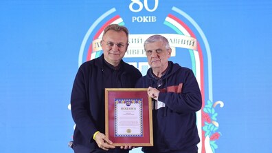 Мер Львова Андрій Садовий вручає подяку з нагоди 80-річчя Львівського державного університету фізичної культури імені Івана Боберського
