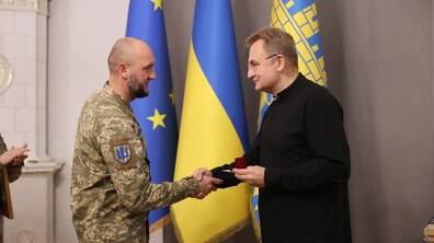 мер Львова Андрій Садовий вручає відзнаку Золотий герб м. Львова Івану Голішевському