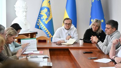 Андрій Москаленко, перший заступник міського голови та учасники оперативного координаційного штабу сидять за столом під час наради.