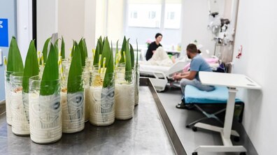 Декілька коктейлів на основі Nutridrink Protein у стаканах стоять на лікарняному підносі, на задньому фоні – двоє пацієнтів