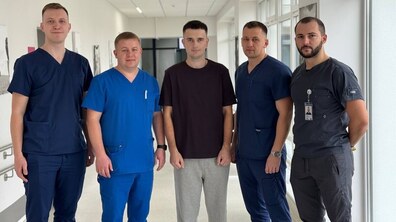 У холі лікарні стоять (зліва направо): лікар-інтерн Тарас Стибель, лікар-хірург Богдан Ліщук; пацієнт Михайло Матківський; лікар-хірург Андрій Якімець; лікар-анестезіолог Назар Стельмах
