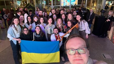 Андрій Москаленко, перший заступник міського голови робить селфі із командою Офісу молодіжної столиці. Учасники тримають у руках великий дерев'яний ключ та синьо-жовтий прапор.