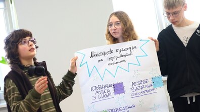 Троє учнів тримають у руках ватман, де чорним маркером написано “Міністерство культури та інформаційної політики”, а також “Історичний музей у школі”, “Проведення гутірок” та “Активне ведення соцмереж”.