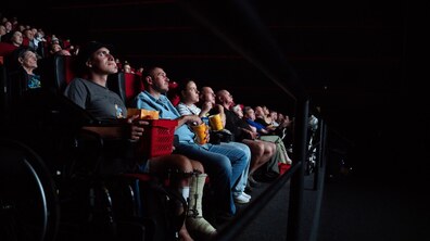 ілюстративне фото: глядачі у кінозалі уважно дивляться фільм
