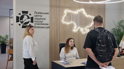Ветеран спілкується з працівниками центру
