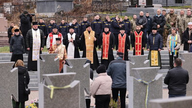 Священики і мешканці міста моляться на могилах воїнів