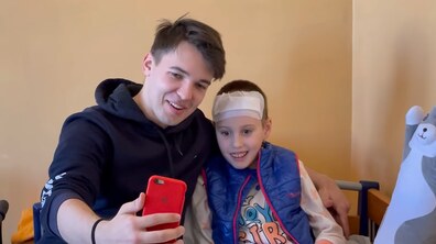 Фото: 9-річна Софійка, яка дивом вижила під час обстрілів у Миколаєві, зустрілась зі своїм кумиром у Львові