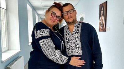 Дружина та чоловік, Іван та Світлана Подлєднєви, обіймаються у холі лікарні Святого Пантелеймона Першого медоб’єднання Львова