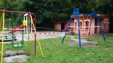 Фото: Дитячі майданчики обгородили після дезінфікування та просять обмежити їх відвідування