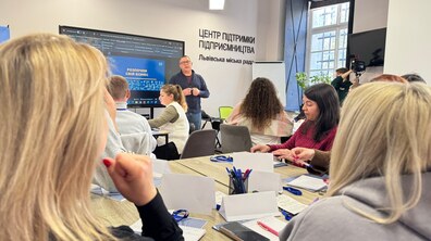 тренер проводить навчання для учасників курсу