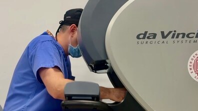 Лікар оперує з допомогою роботичної системи Da Vinci
