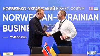 Міський голова Львова та старший віцепрезидент зі спеціальних завдань Innovation Norway тиснуть руки одне одному після підписання меморандуму