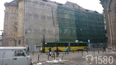 Фото: Від сьогодні і до суботи, 15 лютого, буде перекрито прохід тротуаром біля будинку на вул. Руська, 20