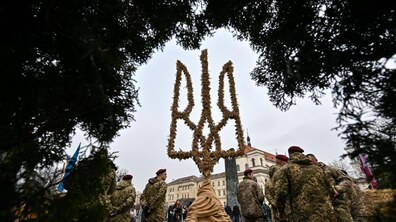 Фото: У Львові встановили найбільший в Україні тризуб з дідухів (фото)
