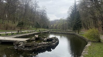 Озеро заповнене водою в парку “Погулянка”. Берег обкладений великим камінням. Також є доріжка до невеликого кам’яного острівця посередині. Та прогулянкові доріжки по обидва боки озера. Довкола ростуть дерева та кущі