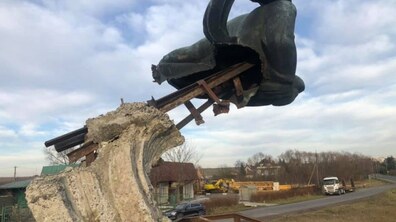 Фото: Представники львівської мерії обстежили понищений пам’ятник Русалки Дністрової