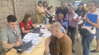 Фото: Виїзний ЦНАП на вул. Каховській вчора прийняв 80 мешканців, майно яких зруйнувала росія