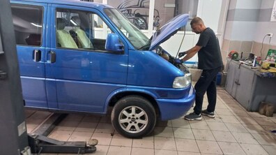 Фото: Львівські училища безкоштовно ремонтують автомобілі для військових і волонтерів