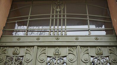 Фото: На Підзамчі відреставрували сецесійну металеву браму