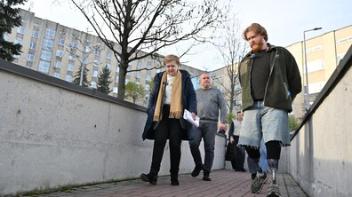 Ірина Маруняк, заступниця міського голови Львова з питань доступності і ветеран російсько-української війни, амбасадор «Руху без бар’єрів» Сергій Телегера тестують пандус реабілітаційного центру UNBROKEN