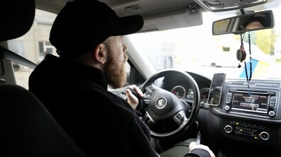 захисник Валентин Олексієнко кермує адаптивним авто