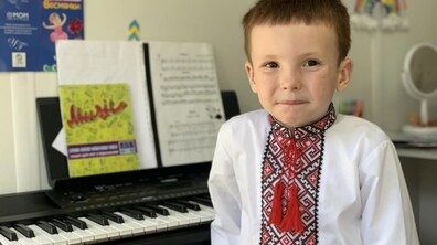 Фото: Тепер 6-річний Ярослав з Лисичанська щодня грає на синтезаторі, який йому подарував директор філармонії у Львові