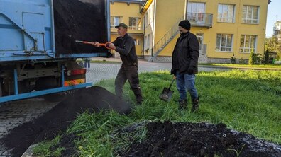 Фото: Школи міста отримали підживку для рослин з міської компостувальної станції