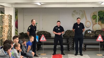 Фото: До дітей у модульне містечко на Сихові завітали шкільні офіцери поліції: говорили про безпеку руху