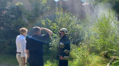 Фото: На місці загорання будівлі на вул. Сахарова працюють підрозділи ДСНС: пожежа локалізована
