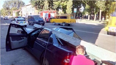 Фото: Через наїзд автомобіля на стовп госпіталізовано водія