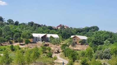 Фото: Дерев’яні будинки, відпочинкова зона з озером, дитячий та спортивний майданчики: у Львові завершують будівництво житла для вагітних переселенок