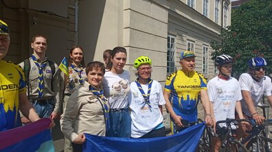 Фото: Андрій Садовий привітав у Львові велосипедистку Лауру Мореллі, яка проїхала 2100 км на підтримку України